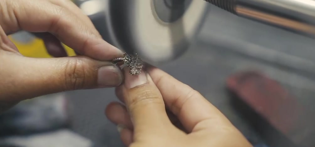Finishing and delivery of jewelry at Anan Jewels